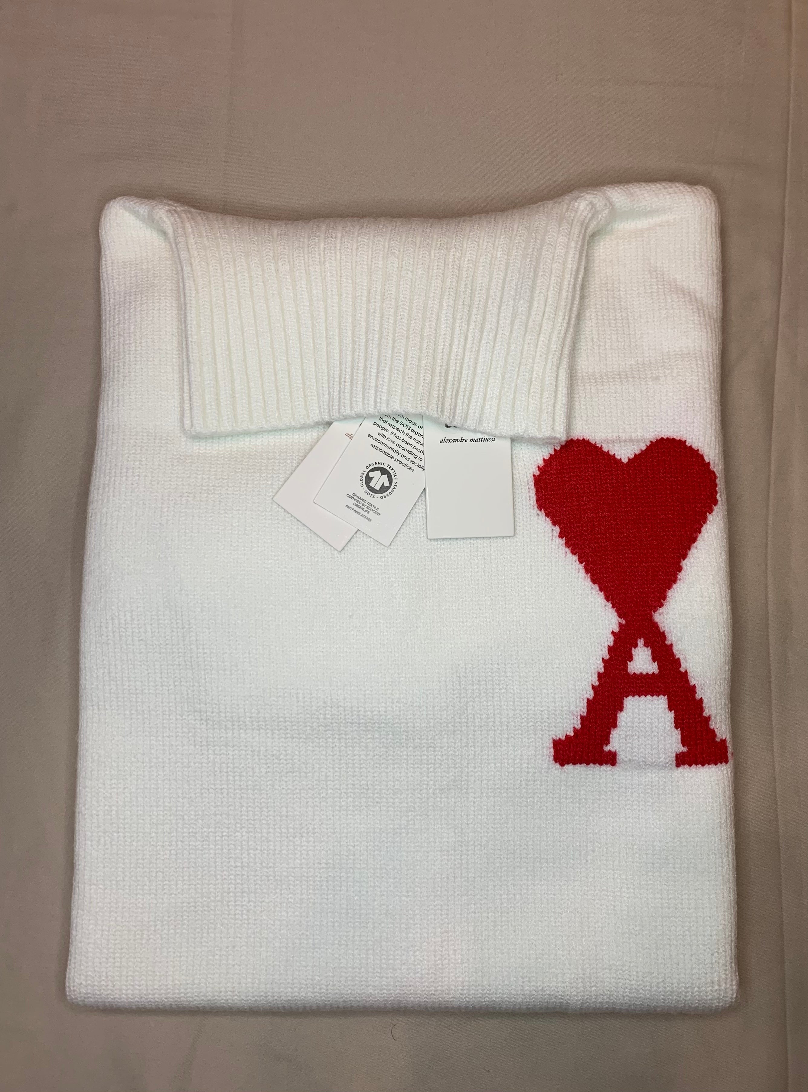 Pull blanc à petit logo ami de cœur rouge