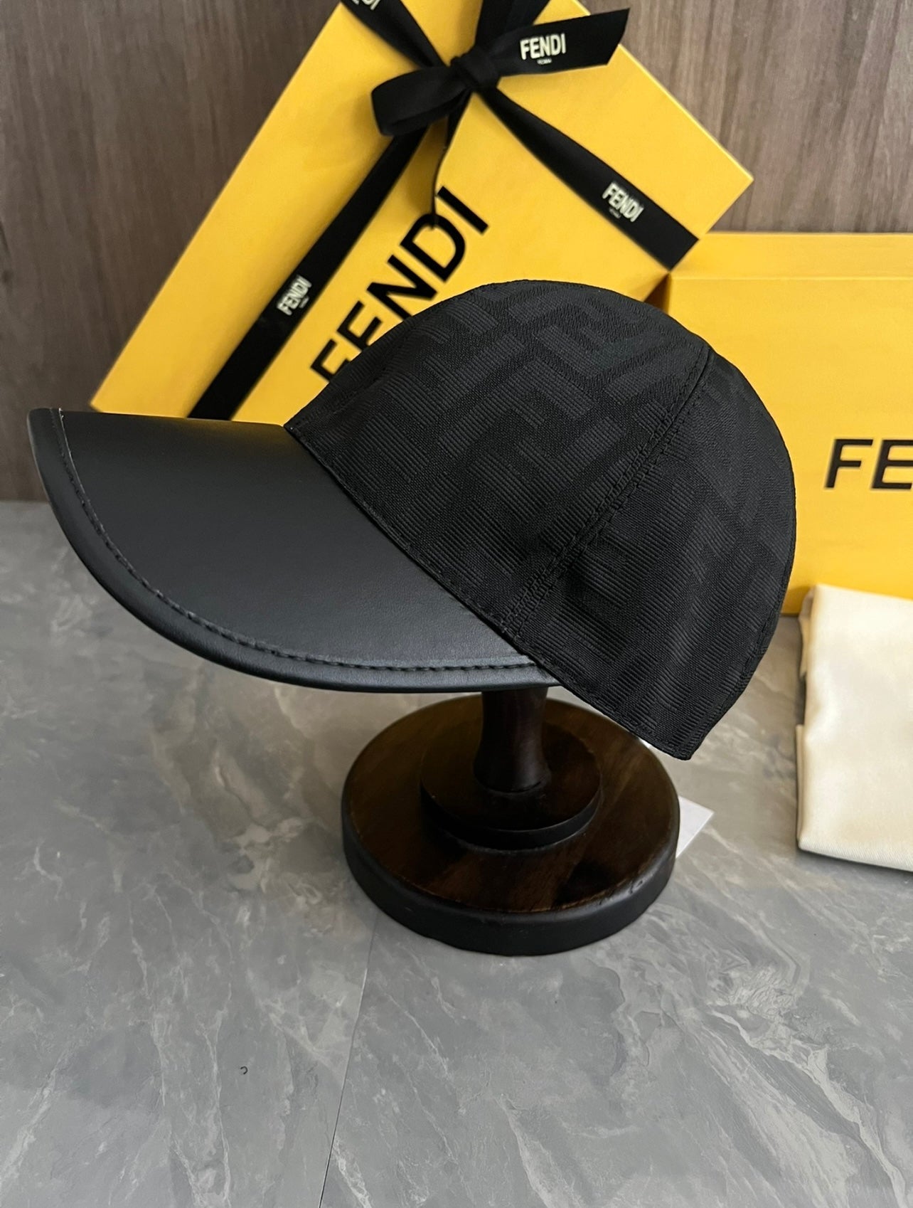 casquette fendi