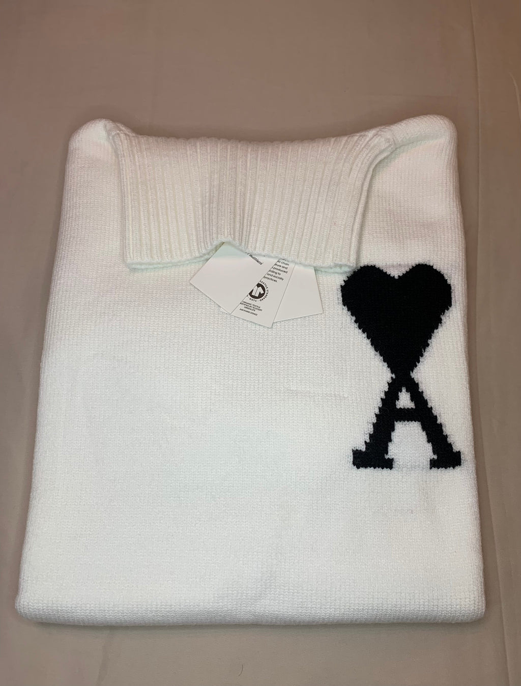 Pull  blanc  à petit logo ami de cœur noir