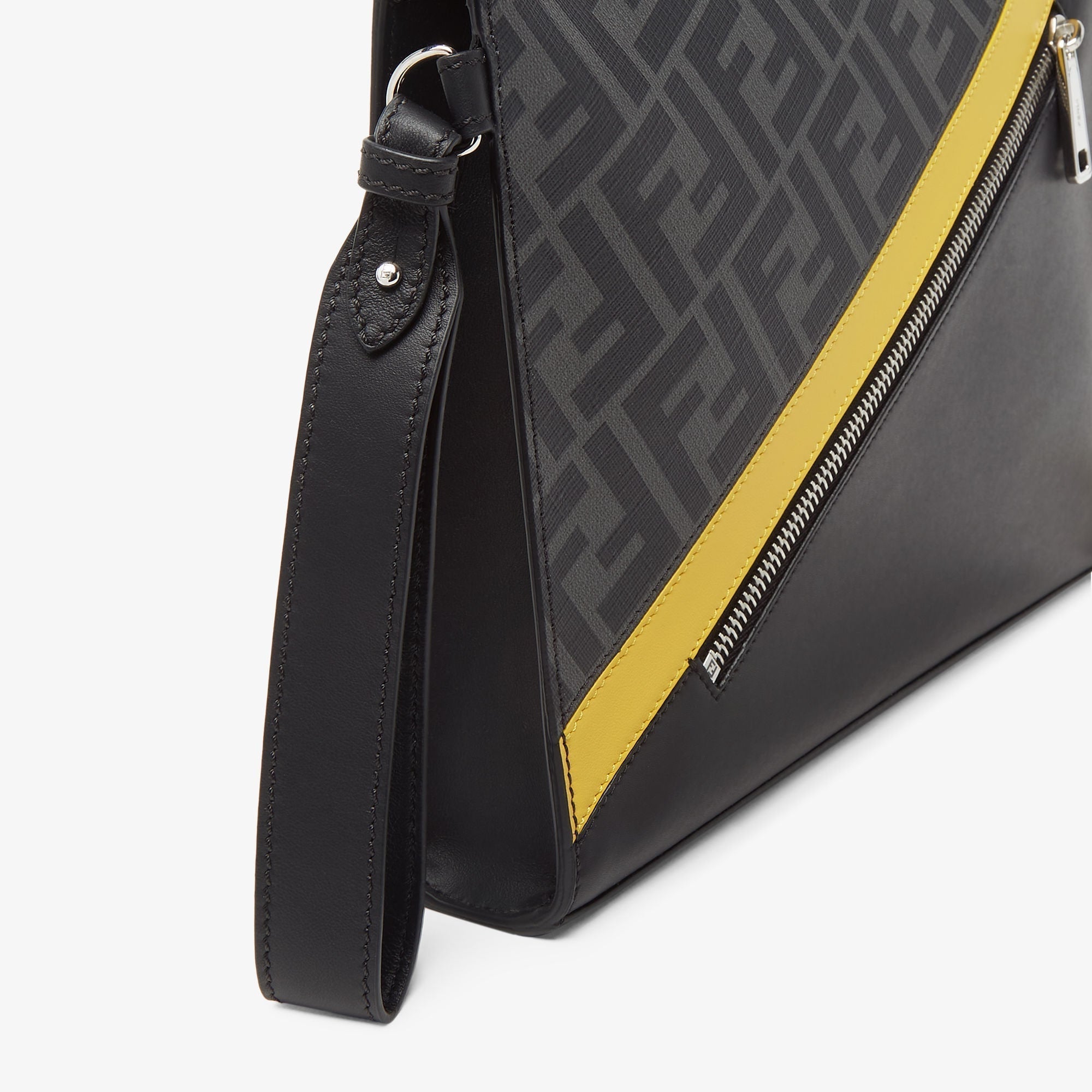 Pochette Fendi Diagonal
Pochette en tissu gris