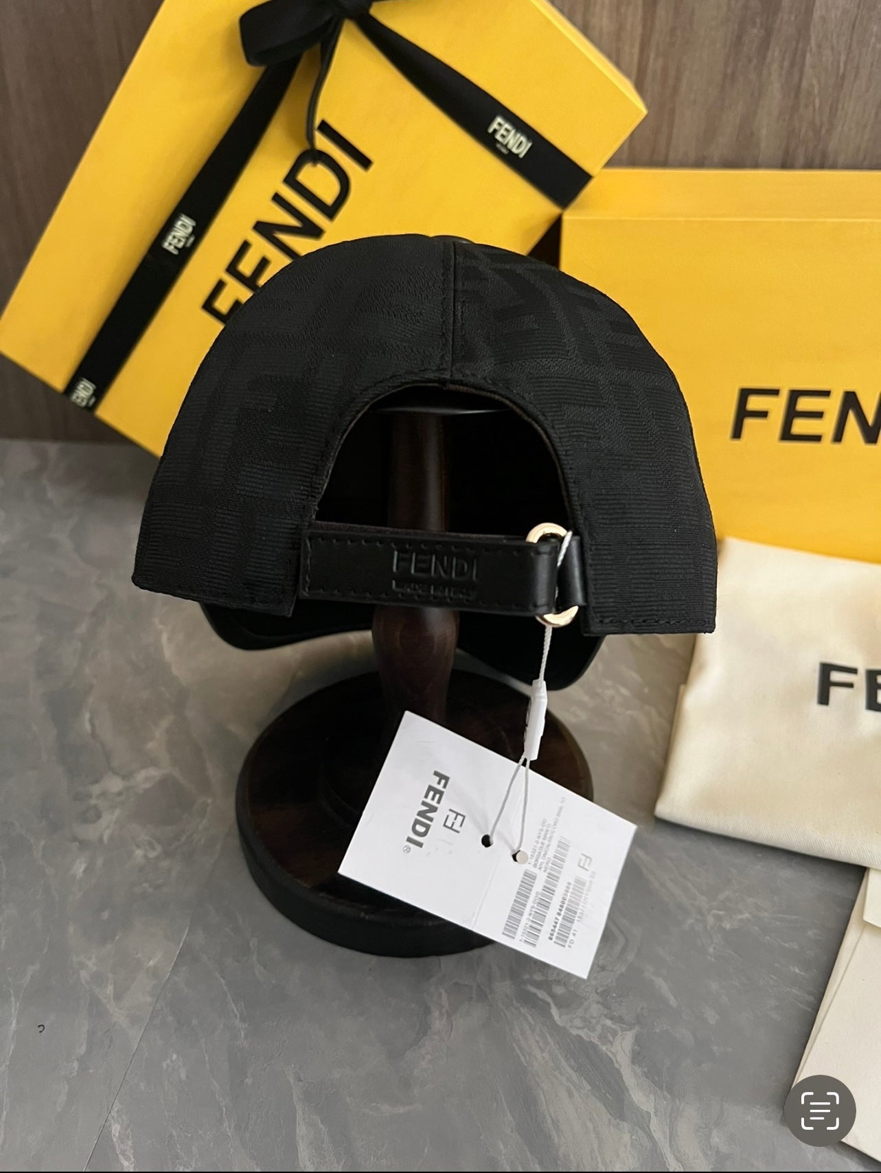 casquette fendi