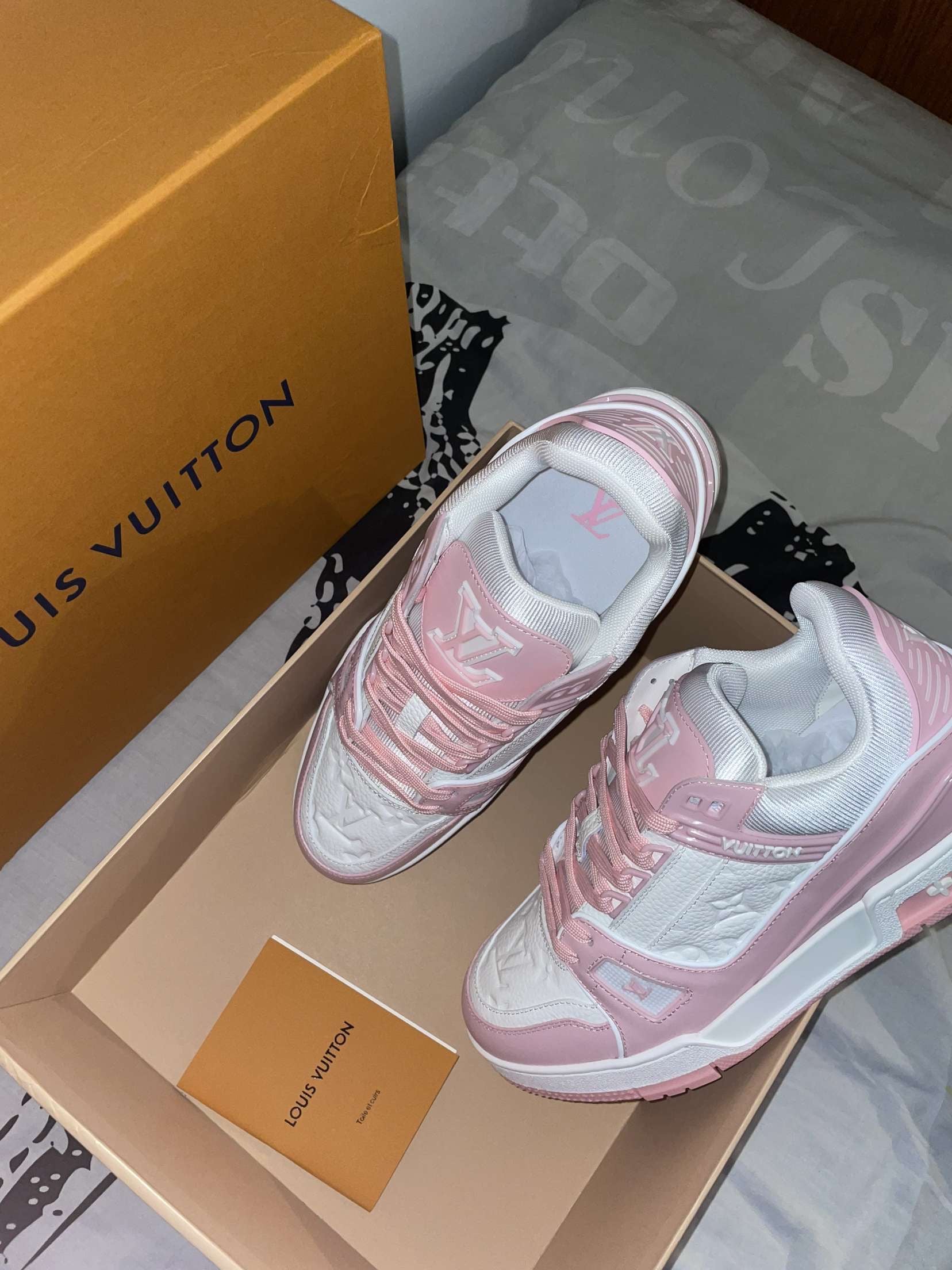 Lv trainers rose