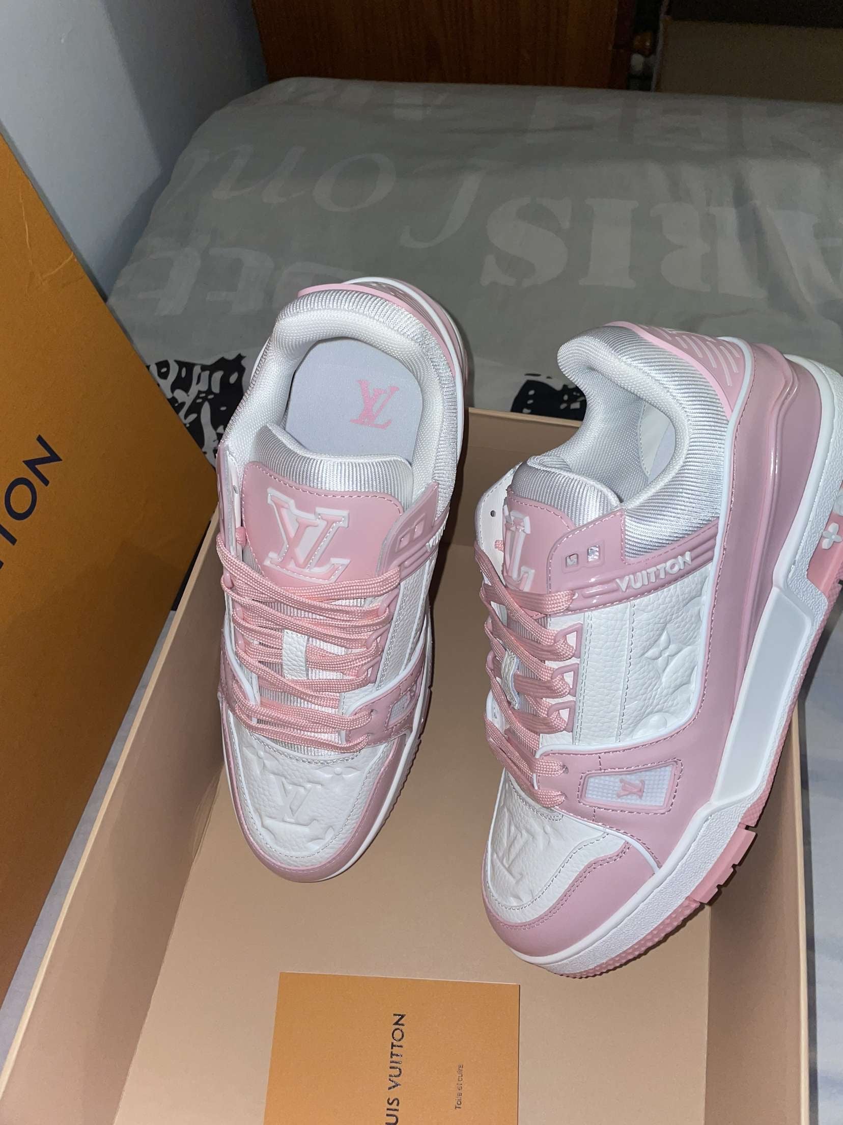 Lv trainers rose